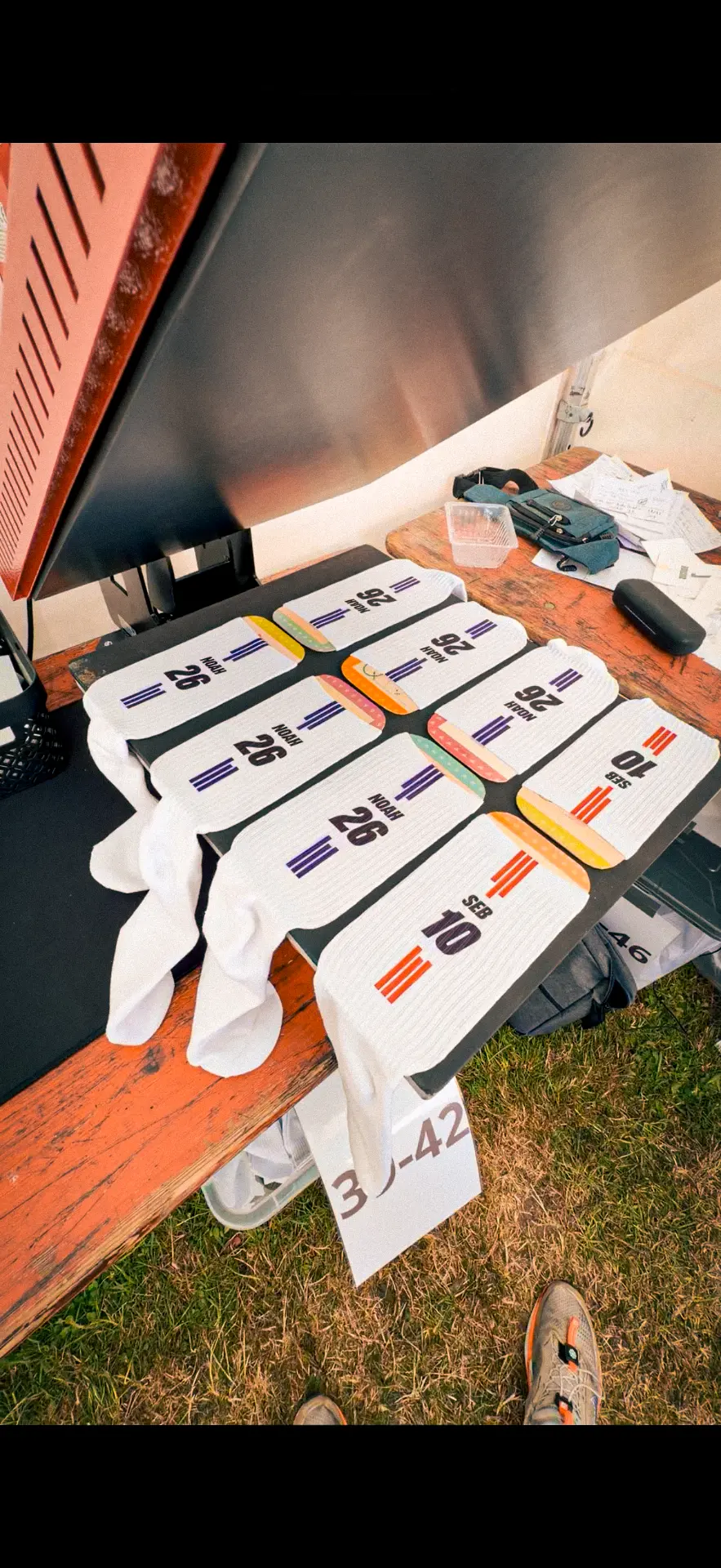 Chaussettes personnalisées prêtes à être remises aux joueurs